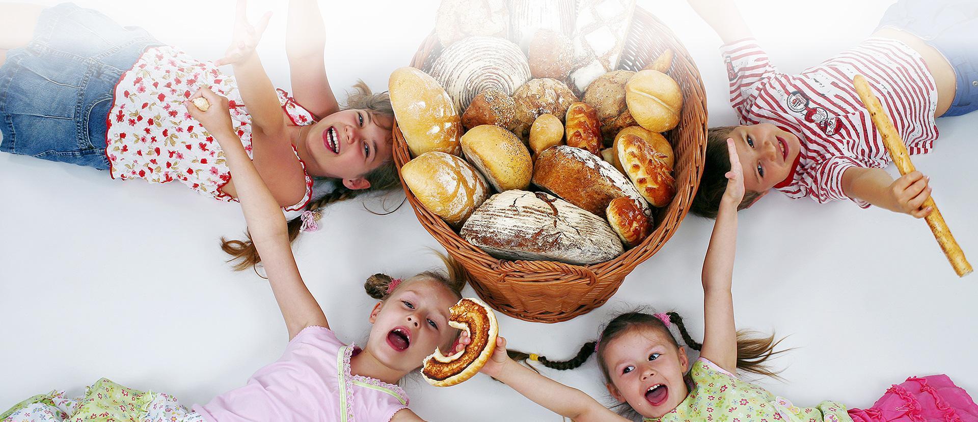 #3 Kosz z pieczyw otoczony dziećmi